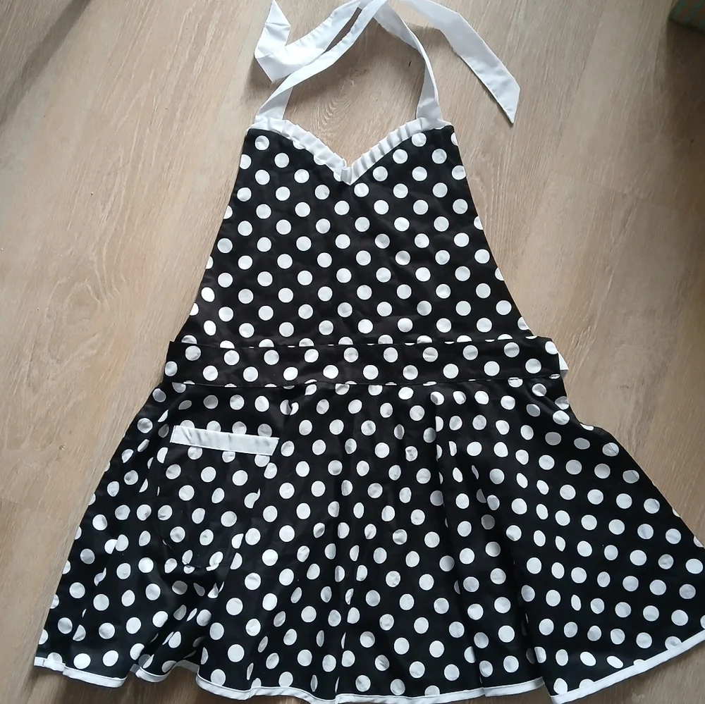 HYZRZ Polka Dot Apron with White Ties Sweetheart Neckline Pocket Adjustable